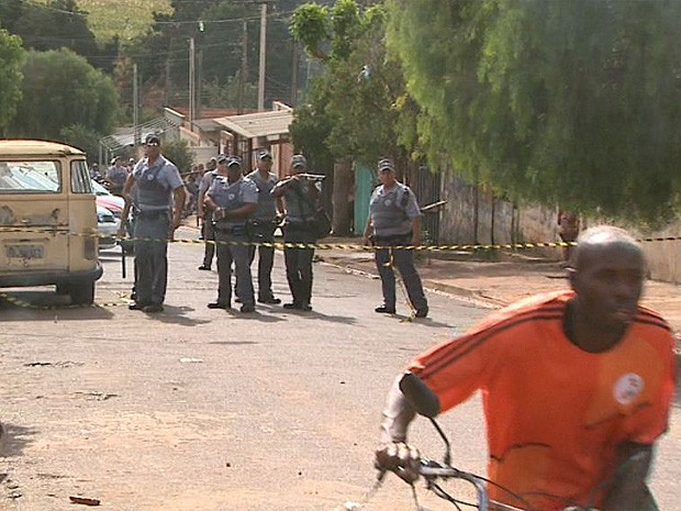 Policiais Militares contêm moradores com balas de borracha na zona norte de Ribeirão Preto (Foto: Paulo Souza/EPTV)