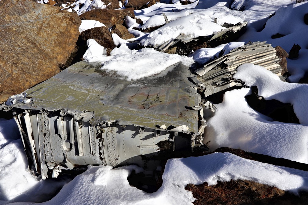 Foto sem data, divulgada na quinta (20), mostra destroços da aeronave C-46 em uma montanha coberta de neve no Himalaia, na Índia. Avião desapareceu na 2ª Guerra Mundial, há 77 anos, após cair sem deixar sobreviventes. — Foto: MIA Recoveries/AFP