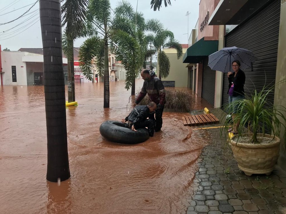 Funcionários de uma pizzaria de Jaú tentaram chegar ao local usando uma boia, mas acabaram desistindo  — Foto: Cassiano Rolim/ TV TEM 