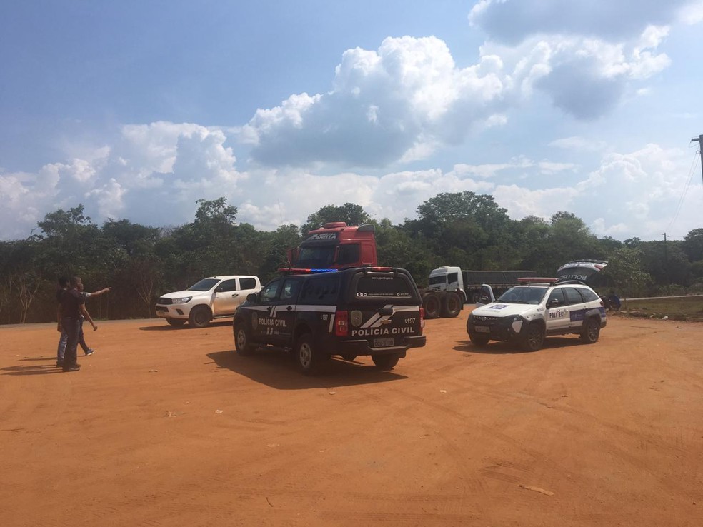 Caminhão e caminhonete usada pelos ladrões foram apreendidos — Foto: Polícia Civil de Campos de Júlio (MT)/Divulgação