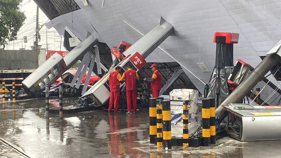 Cobertura de posto desabou durante chuva em Manaus  — Foto: -Patrick Marques/g1