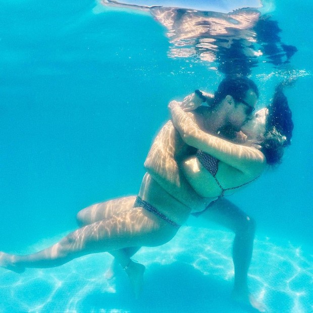 Marcella Fogaça e Joaquim Lopes surpreendem e ganham elogios com beijão subaquático  (Foto: Reprodução/Instagram )