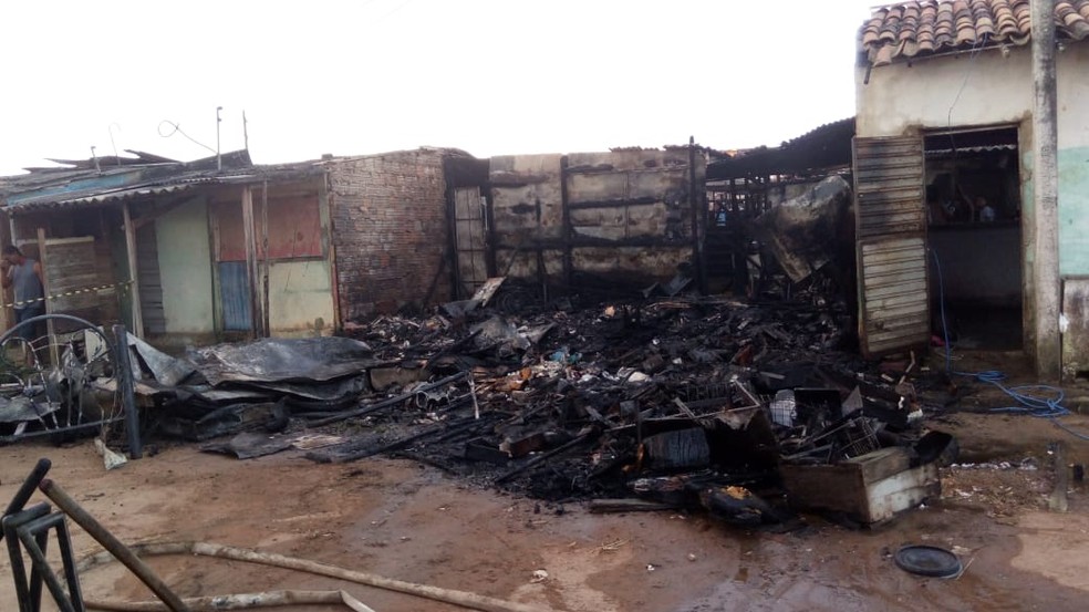 Barracos próximos a feira da Troca ficaram destruídos em Arapiraca — Foto: Divulgação/Corpo de Bombeiros AL