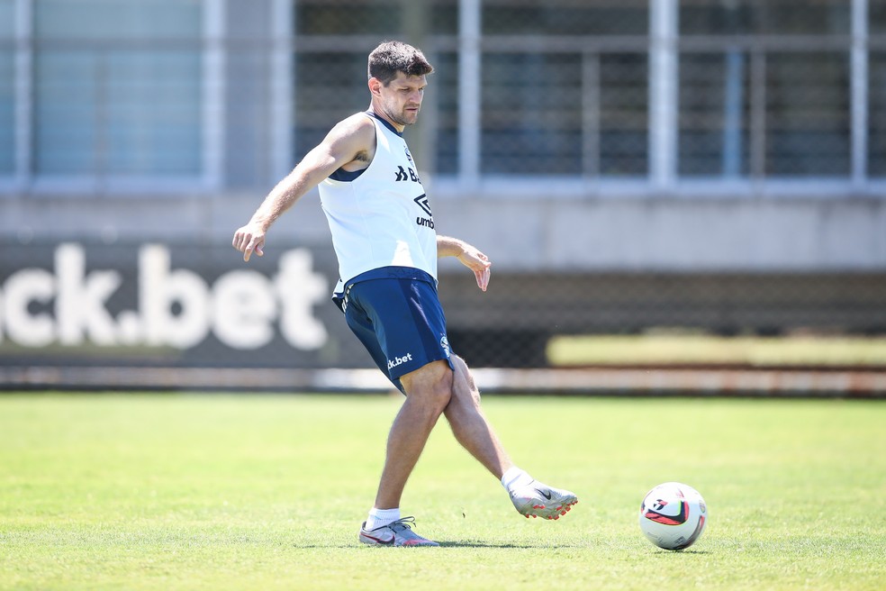 Tratado como reforço do Grêmio para 2023, Kannemann inicia temporada em alta e como titular