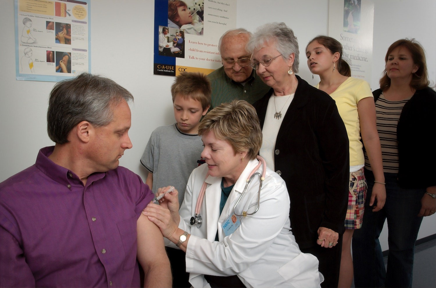 Vacinas vivas podem provocar infecções no organismo e levar a febre (Foto: Unsplash /  CDC / CreativeCommons)