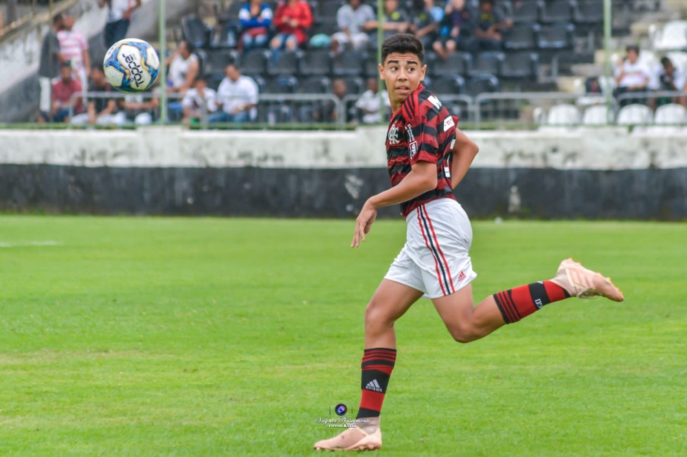 Melhor amigo de um dos meninos mortos no Ninho ganha chance no Flamengo e tenta realizar sonho
