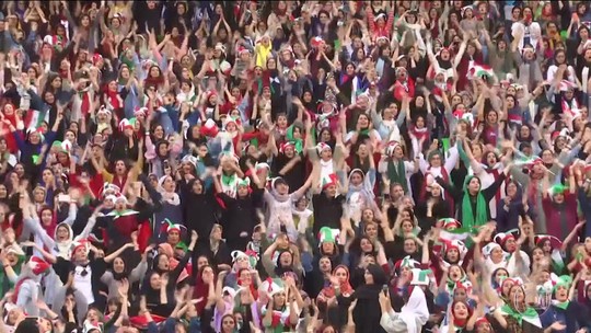 Iranianas assistem livremente a um jogo de futebol em estádio pela primeira vez em décadas