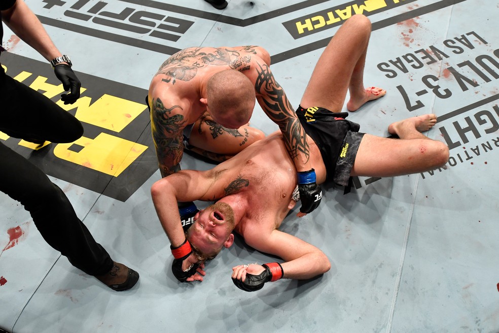 Anthony Smith consola Alexander Gustafsson apÃ³s sua vitÃ³ria no UFC Estocolmo â?? Foto: Getty Images