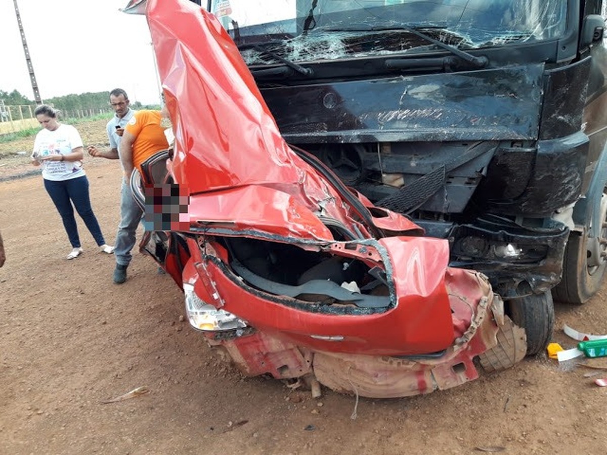 Resultado de imagem para ColisÃ£o entre caminhÃ£o e carro causa quatro mortes na BR-010, no MaranhÃ£o