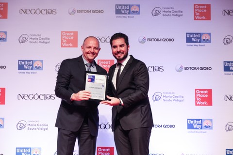 A Zurich Santander foi uma das vencedoras na categoria Médias Multinacionais. Marcelo Malanga, CEO da companhia, recebeu o troféu