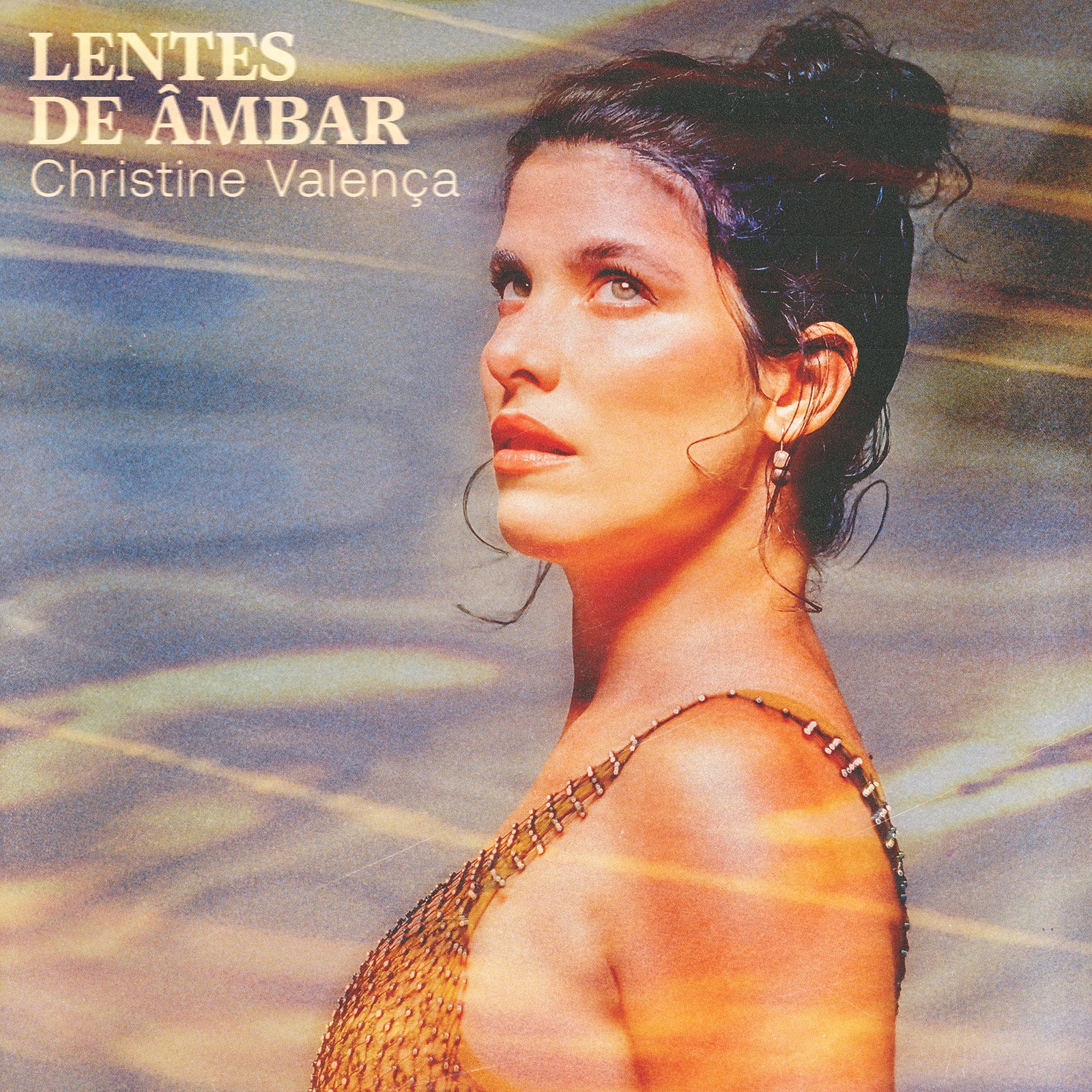 Após o luto, Christine Valença foca o mundo com 'Lentes de âmbar', álbum autoral produzido por Elísio Freitas