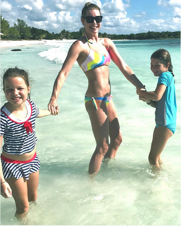 A atriz Rebecca Romijn com as filhas (Foto: Instagram)