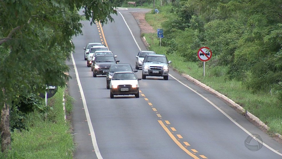 Uso de farol aceso nas rodovias passou a ser obrigatório em julho de 2016 (Foto: Reprodução/TVCA)