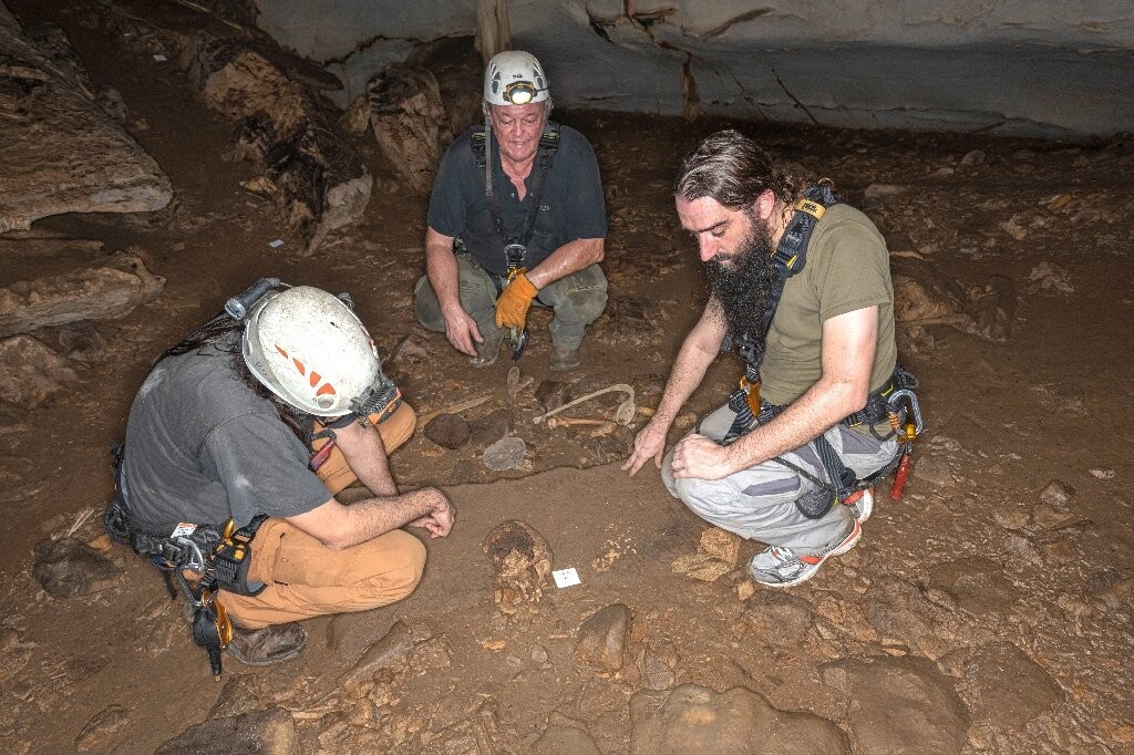 A equipe durante escavações na caverna Iroungou (Foto: Reprodução/NOT Engineers)