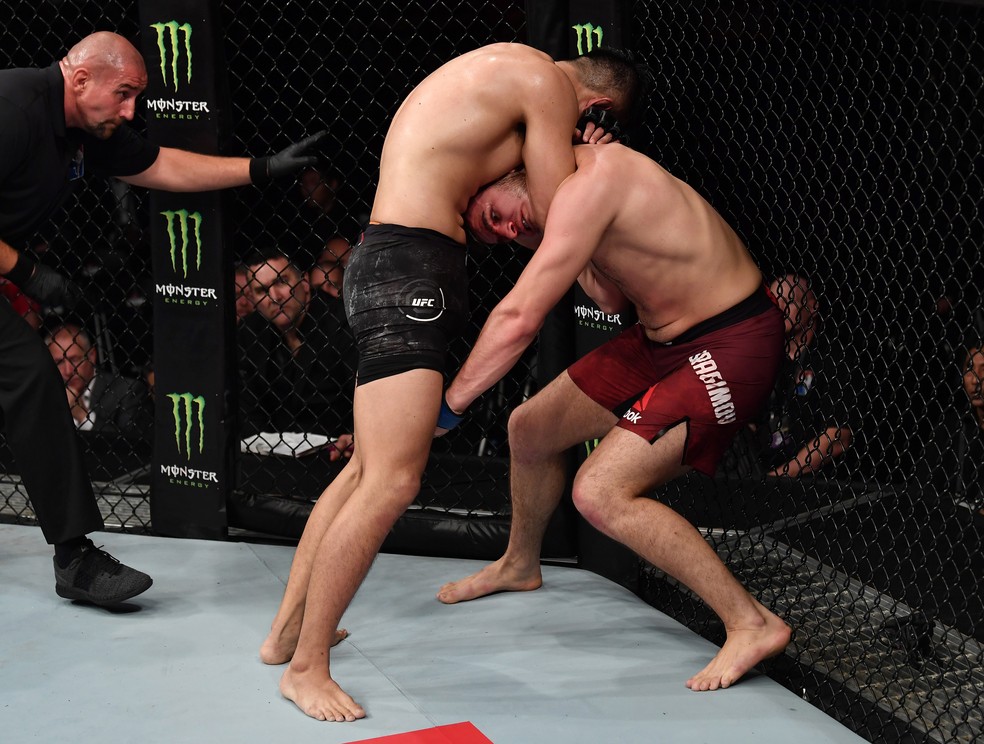 Da Un Jung finalizou Khadis Ibragimov com um triÃ¢ngulo de mÃ£o â?? Foto: Getty Images