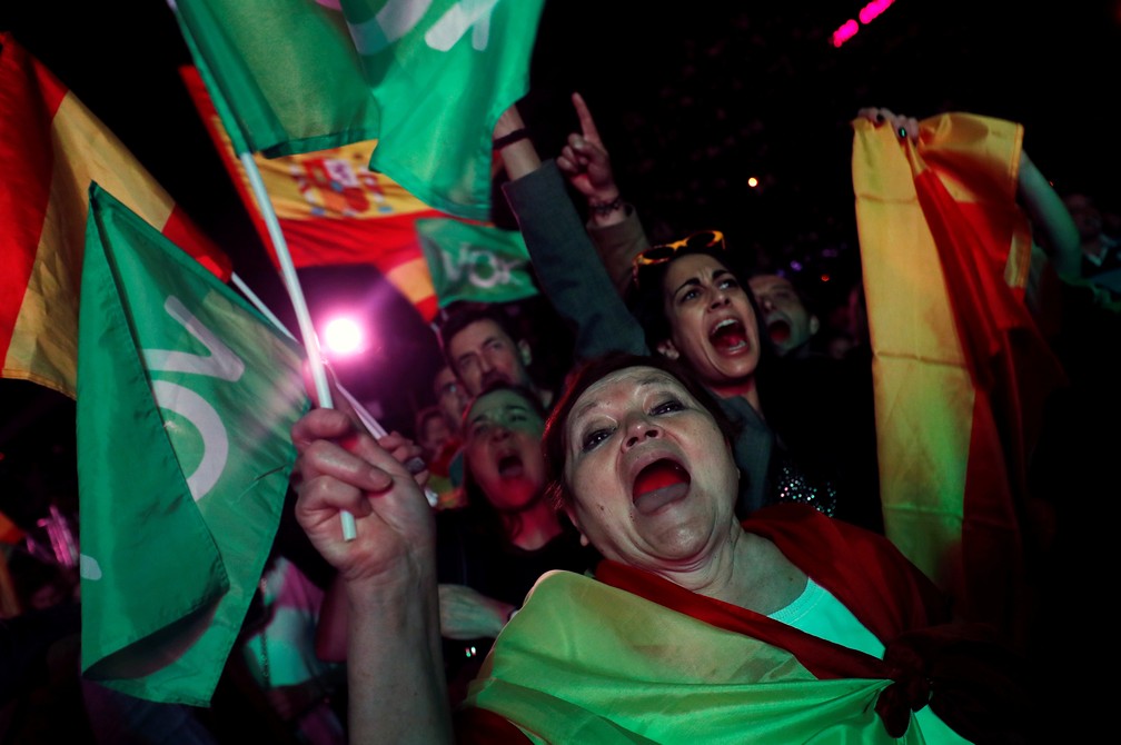 Apoiadora do Vox celebra entrada do partido no Parlamento da Espanha — Foto: Susana Vera/Reuters