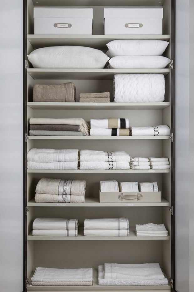 Aprenda como organizar itens de cama e banho no guarda-roupa (Foto: Julio Acevedo)