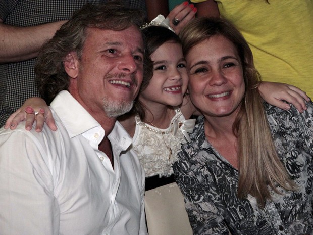 Marcello Novaes, Mel Maia e Adriana Esteves não tiraram o sorriso do rosto (Foto: Avenida Brasil/TV Globo)