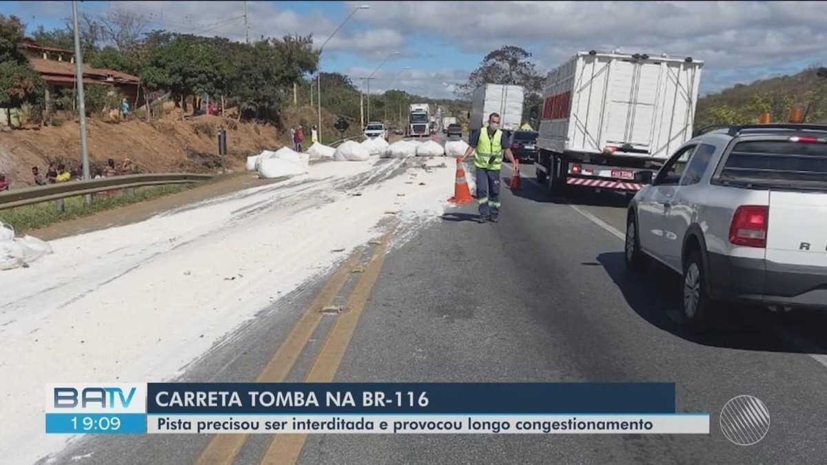 Carreta tomba e causa interdição nos dois sentidos da BR-116, no trecho de Vitória da Conquista - Vimarsana News