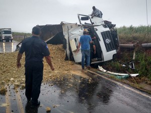 Carga de terra foi parar no meio da pista após acidente (Foto: Divulgação/GCM Laranjal Paulista) Carga de terra foi parar no meio da pista após acidente (Foto: Divulgação/GCM Laranjal Paulista)
