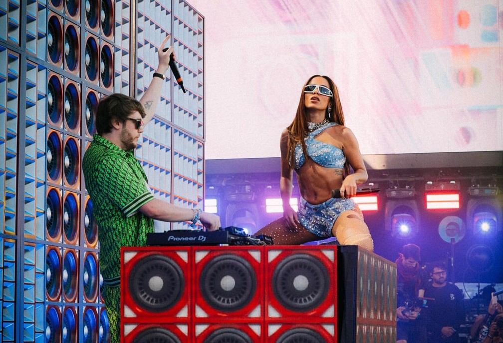 Anitta e o produtor Murda Beatz durante show no Coachella &mdash; Foto: Reprodu&ccedil;&atilde;o/Instagram/Murda Beatz