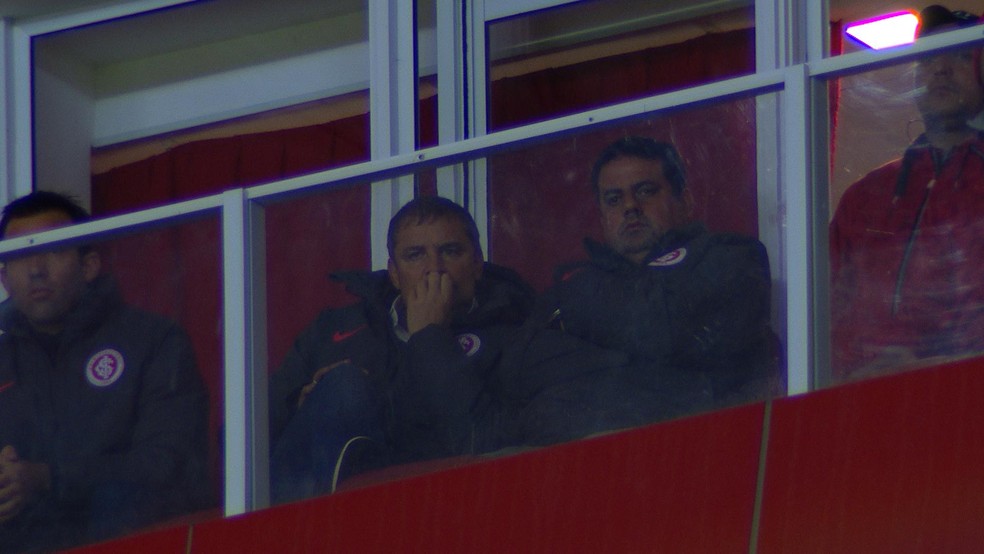 Punido, Diego Aguirre não ficou na beira do campo nos dois jogos da semifinal do Inter pela Libertadores de 2015 — Foto: Reprodução/RBS TV