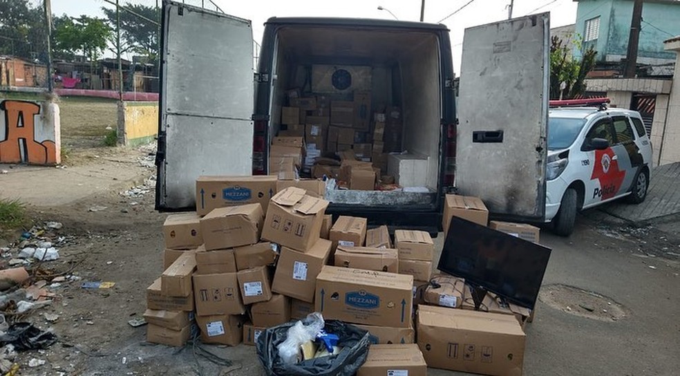 Produtos foram recuperados por policiais militares &mdash; Foto: Divulga&ccedil;&atilde;o/Pol&iacute;cia Militar
