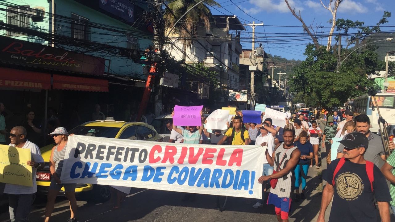 Moradores protestam contra fechamento da farmácia