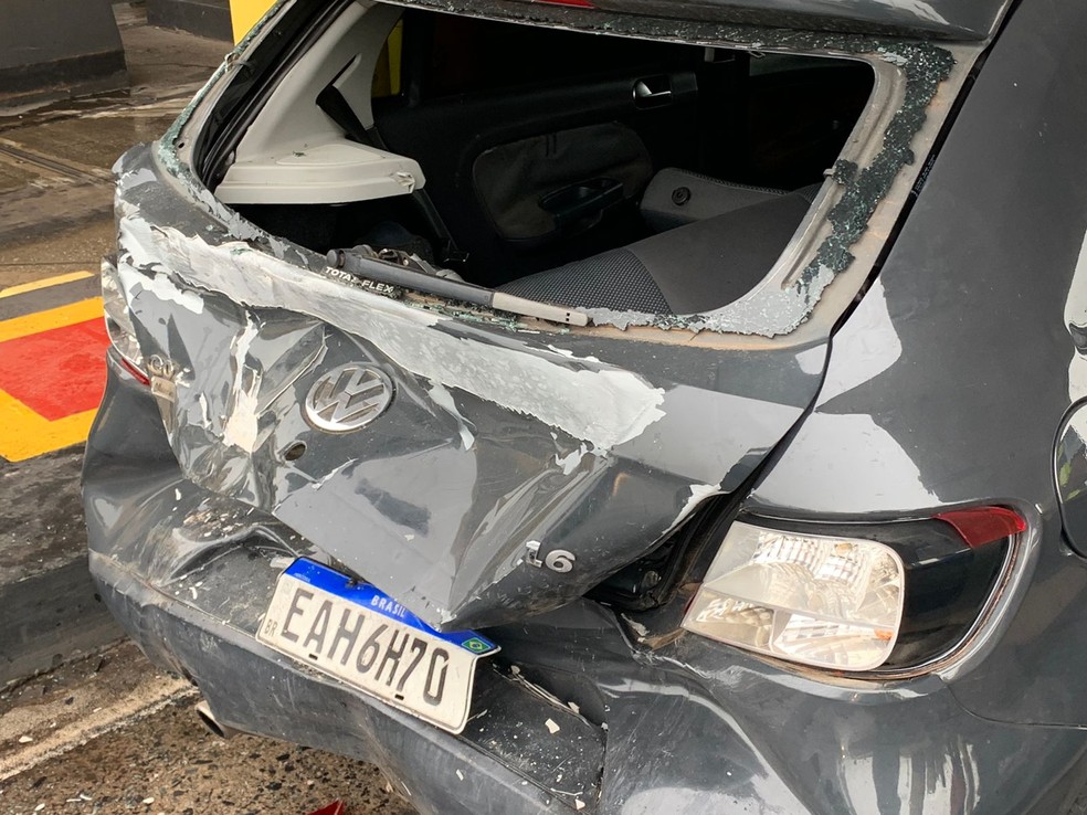 Carro ficou danificado após engavetamento na praça de pedágio da Rodovia Santos Dumont (SP-075), em Indaiatuba (SP) — Foto: Giuliano Tamura/EPTV