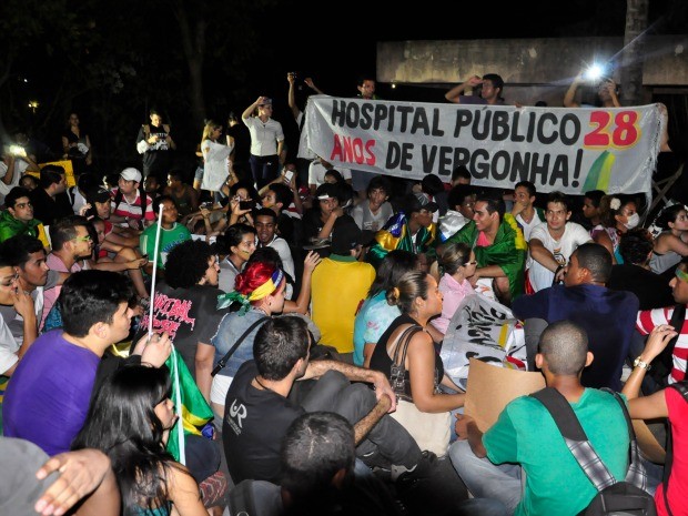 Manifestantes se sentaram em frente à construção do Hospital Central, parada há anos. (Foto: Renê Dióz / G1)
