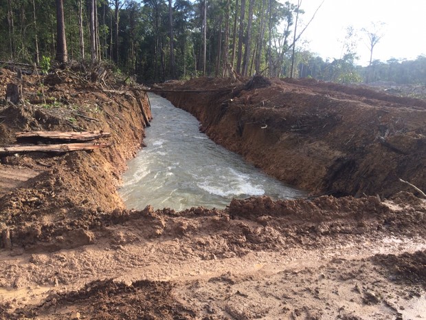 Parte do curso do rio Falsino foi desviado para atividade garimpeira (Foto: Dicom/Batalhão Ambiental)