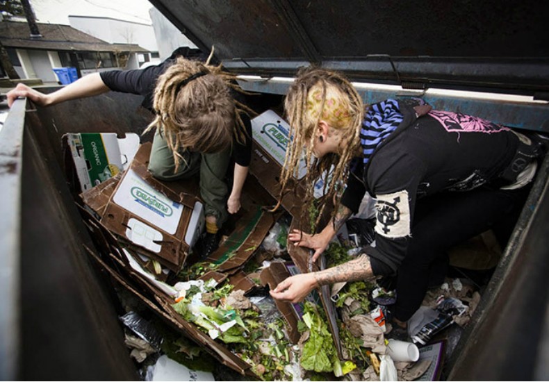 Freegans procuram alimentos no lixo da vizinhança (Foto:  Reprodução/Likecool)