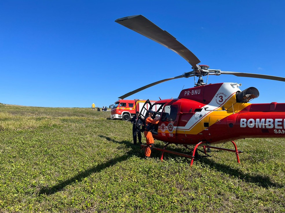Vítima foi abordada pela equipe médica do helicóptero dos bombeiros, mas já estava sem sinais vitais — Foto: Corpo de Bombeiros/ Divulgação