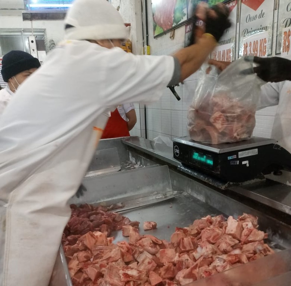 Carnes impróprias para o consumo foram apreendidas em Goiana, no Grande Recife — Foto: Prcon Pernambuco/Divulgação 