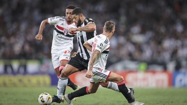 Hulk, do Atlético-MG, tenta escapar da marcação do São Paulo