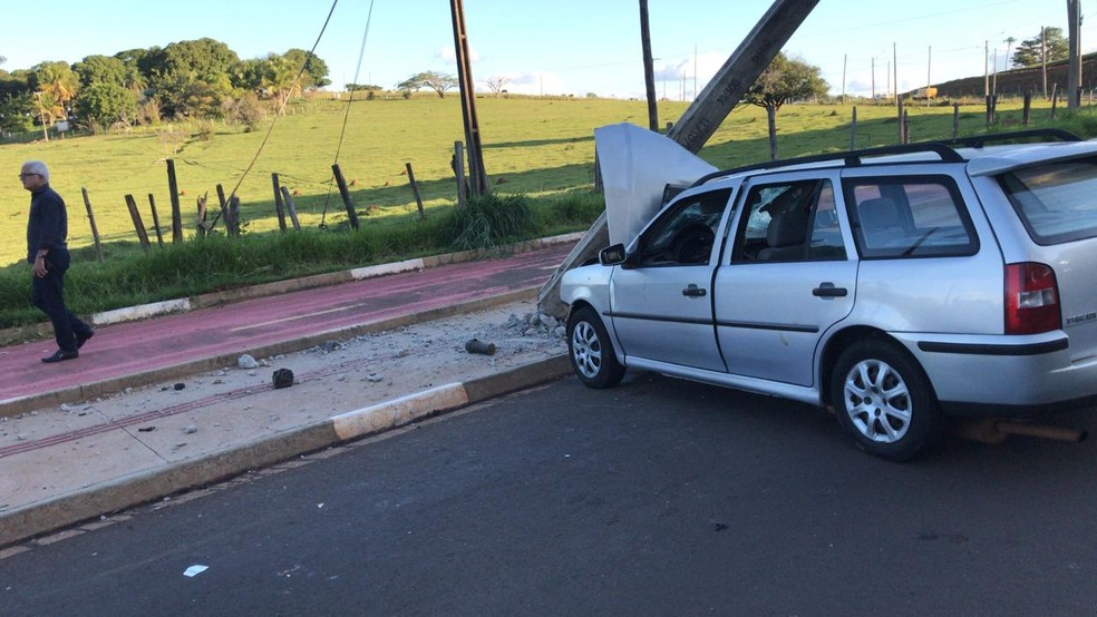 Carro bateu em poste na Rodovia Raimundo Maiolini — Foto: Polícia Militar 