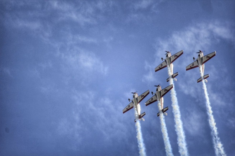 O grupo de acrobacias da Força Aérea do Chile, os Halcones, no Domingo Aéreo em Pirassununga — Foto: Fabio Rodrigues/ G1