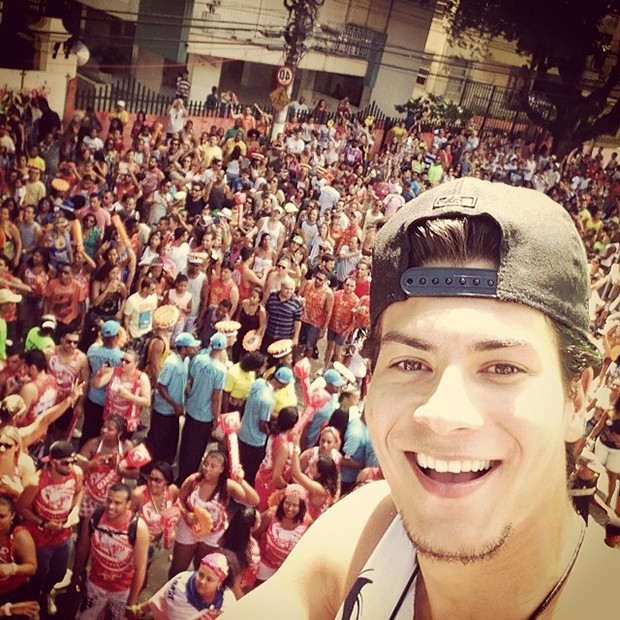 Arthur Aguiar aproveita para fazer uma selfie com milhares de foliões que acompanham o trio (Foto: Reprodução Internet)