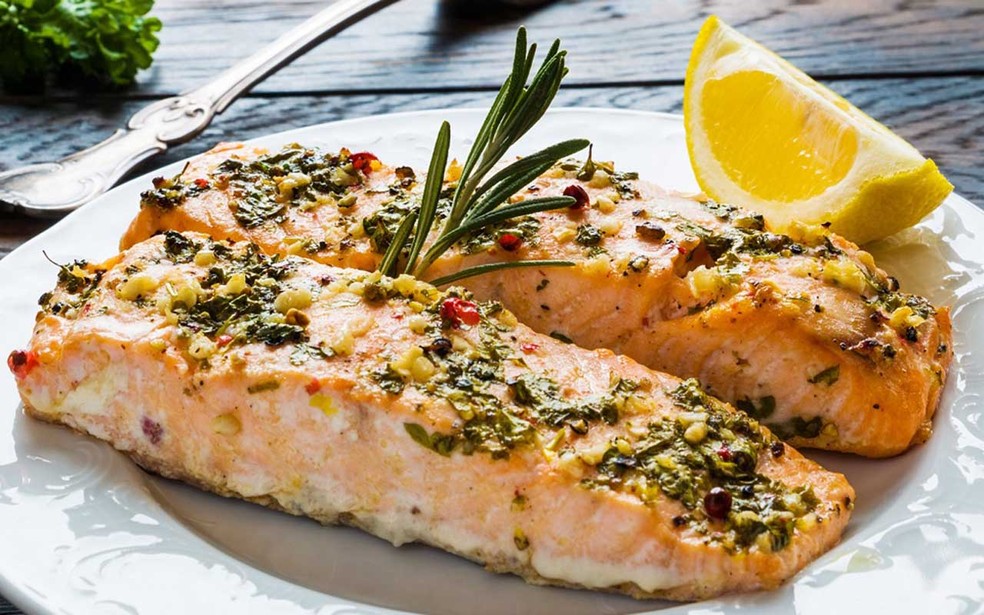 Os peixes, como salmão, são alimentos ricos em vitamina D — Foto: Shutterstock