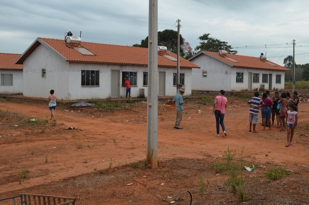 Casas já têm janelas quebradas em Espigão — Foto: Magda Oliveira/G1