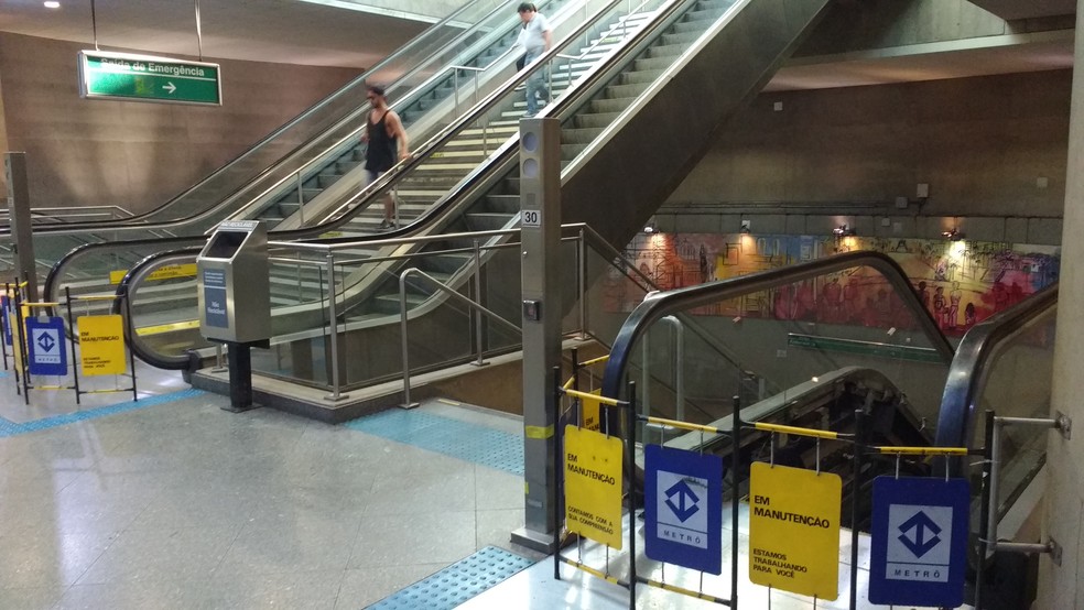 Escadas rolantes paradas na estação Alto do Ipiranga, da Linha Verde do Metrô, ambas para manutenção (Foto: Tahiane Stochero/G1)