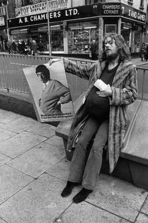 Homem com barriga falsa faz campanha por controle de natalidade em 1975 (Foto: Getty Images)