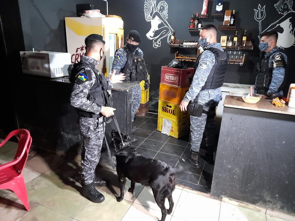 Durante buscas na casa de prostituição, PM encontrou droga escondida — Foto:  Jeferson Sanches - 190Urgente
