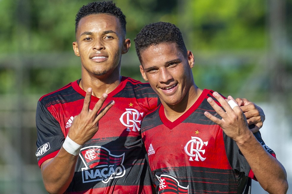 Lázaro comemora o hat-trick em Flamengo x Corinthians, pelo Brasileiro Sub-20 — Foto: Marcelo Cortes / CRF