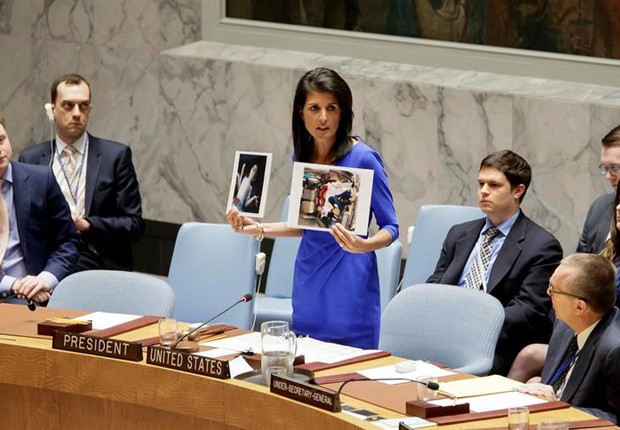 A embaixadora dos Estados Unidos nas Nações Unidas, Nikki Haley, mostra fotos tiradas após o ataque químico na cidade rebelde de Khan Sheikhun, na Síria (Foto: JUSTIN LANE/EFE)