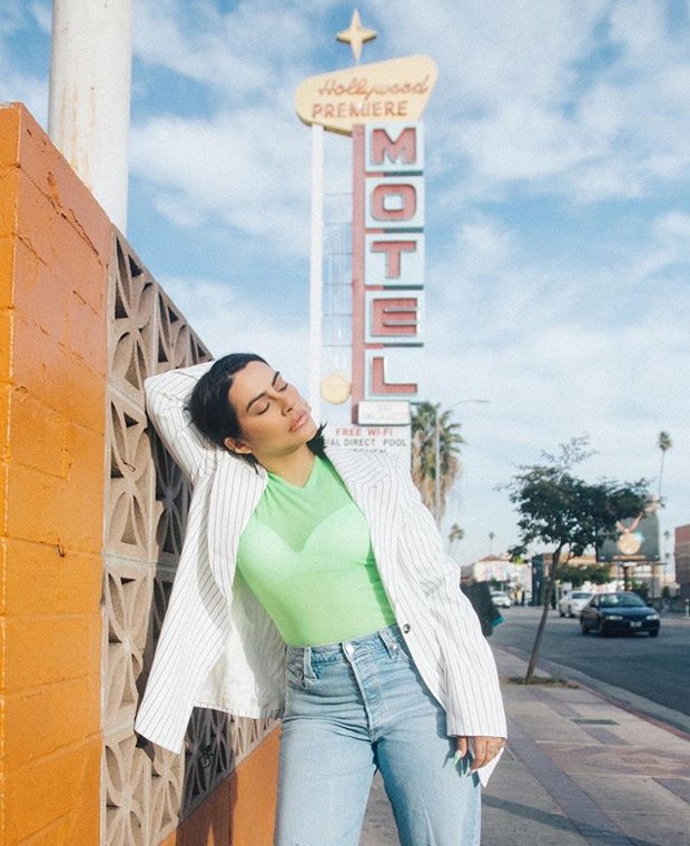 Cleo Pires posta foto em que posa em frente a motel (Foto: Reprodução / Instagram)