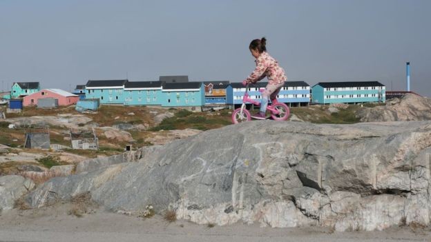 A maioria da população da ilha, que foi uma colônia dinamarquesa, é de origem Inuit (Foto: Getty Images via BBC News Brasil)