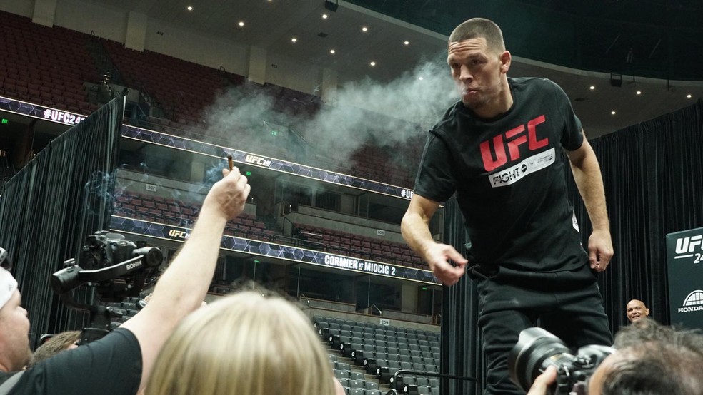 Nate Diaz baforando em cima dos jornalistas e passando o cigarro no treino aberto do UFC 241 — Foto: Evelyn Rodrigues