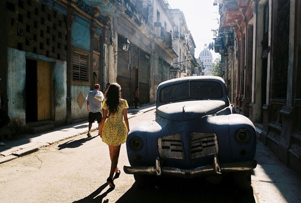 'Fiz esta foto este ano em uma viagem a Havana (Cuba). Acho uma das minhas melhores fotos primeiro porque gosto da granulação das fotos feitas com filme 35 mm e porque consegui um contra-luz que criou sombras alongadas e valorizou o volume do carro e da pedestre. As linhas que convergem ao capitólio tambem me agradam, eacho que as cores azul e amarelo harmonizam com os outros tons da foto e a degradação da arquitetura desta rua.' (Foto: Guilherme Tosetto/G1)