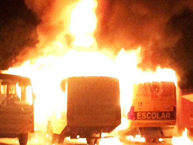 Ônibus escolares foram incendiados em Governador Dix-Sept Rosado  (Foto: PM/Divulgação)
